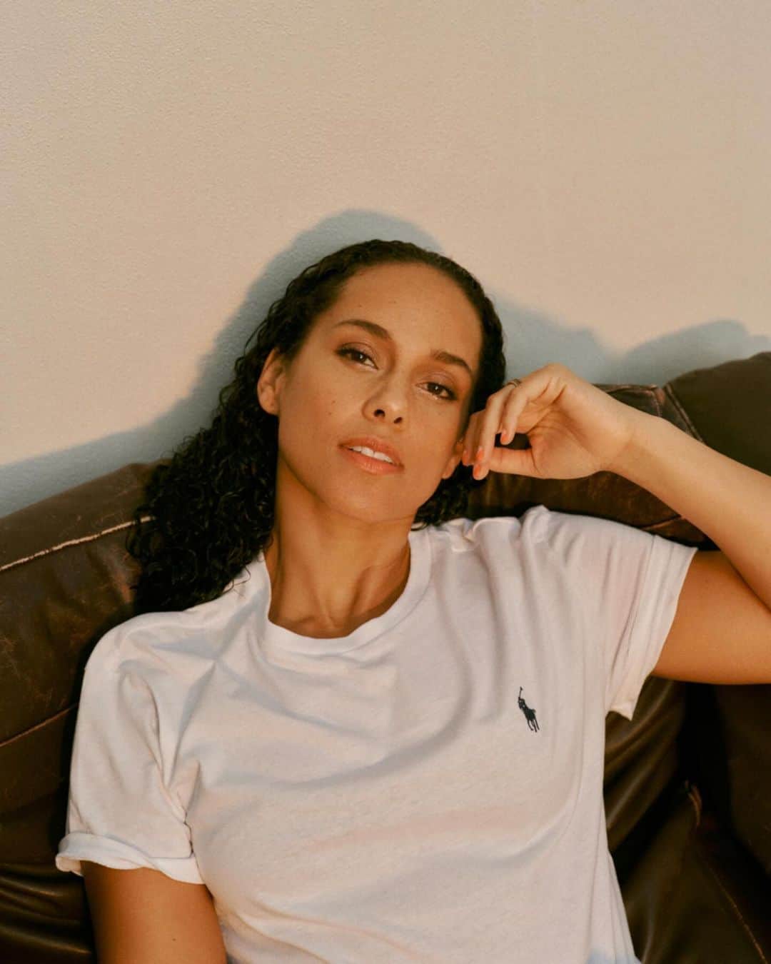 Polo Ralph Laurenさんのインスタグラム写真 - (Polo Ralph LaurenInstagram)「Fifteen-time Grammy Award–winner #AliciaKeys wears our #PoloRalphLauren Jersey Crewneck T-Shirt for the November/December cover story of @TheCut.  Photography: @cgbp Styling: @jessswill Written by:  @missasiamilia Hair: @lacyredway Makeup: @studio_ayako Manicure: @nailglam Set Design: @alicemartinellli Tailoring: @lindz_tailor The Cut, Editor-in-Chief: @lrpeoples The Cut, Photo Director: @nono_elle_ The Cut, Deputy Style Editor: @joannanikasnyc The Cut, Photo Editor: @_maridelis The Cut, Fashion Assistants: @brookelamantia and @chineaxtine  #RLEditorials #PoloRLStyle」12月5日 5時05分 - poloralphlauren
