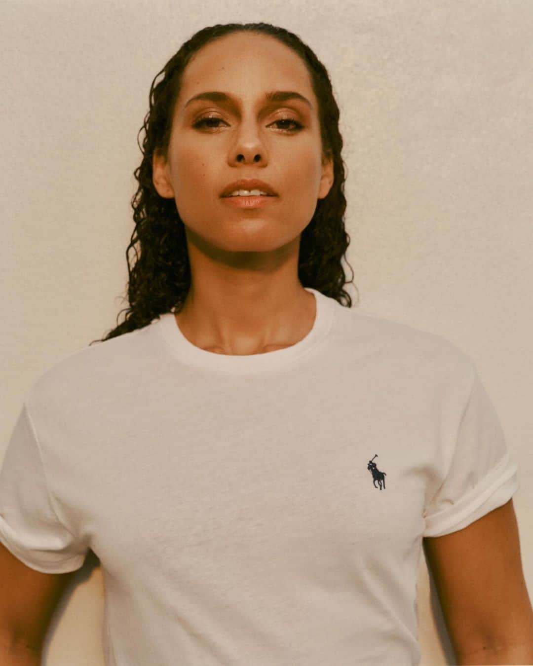 Polo Ralph Laurenのインスタグラム：「Fifteen-time Grammy Award–winner #AliciaKeys wears our #PoloRalphLauren Jersey Crewneck T-Shirt for the November/December cover story of @TheCut.  Photography: @cgbp Styling: @jessswill Written by:  @missasiamilia Hair: @lacyredway Makeup: @studio_ayako Manicure: @nailglam Set Design: @alicemartinellli Tailoring: @lindz_tailor The Cut, Editor-in-Chief: @lrpeoples The Cut, Photo Director: @nono_elle_ The Cut, Deputy Style Editor: @joannanikasnyc The Cut, Photo Editor: @_maridelis The Cut, Fashion Assistants: @brookelamantia and @chineaxtine  #RLEditorials #PoloRLStyle」