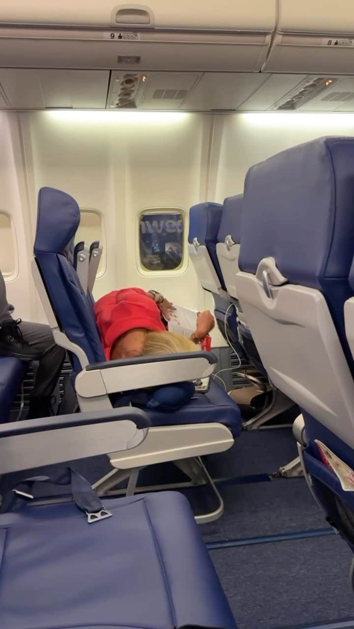 アメリカ運輸保安局のインスタグラム：「Is this a blanket statement?   We’re all still tired after the weekend but don’t sleep on this info. There’s no need to get stuck trying to find instructions on what you can or can’t bring in your carry-on bag. We have tons of resources out there to help you uncover the deets you’re looking for.   Want to talk to us? (866)-289-9673 is the number to save for our TSA Contact Center, they’re night owls so they can help until 11 pm (ET) on weekdays and 8 pm (ET) on weekends.   Prefer online to in person? We got you. Check out our “What Can I Bring?” tool on our website.   We haven’t exhausted all our options yet. You can always reach out to our guides at AskTSA, they cover a wide range so they’ll be-chure to answer all of your questions 8am-6pm, every day. REMember, next time you’re hoping to wake up your travel knowledge find them on X, FB, or Apple Business chat.  #Plane #Airport #Travel   Video: @josephmfares」