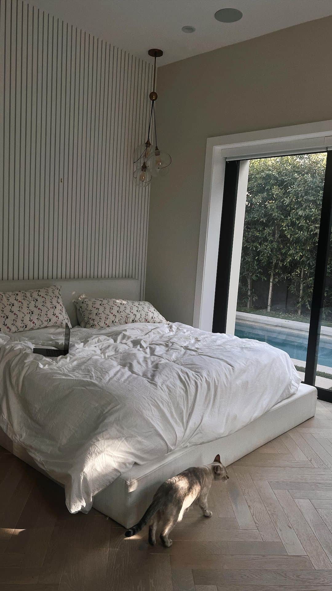 アレクサ・ロジーのインスタグラム：「girl therapy - bedroom edition 🩷」