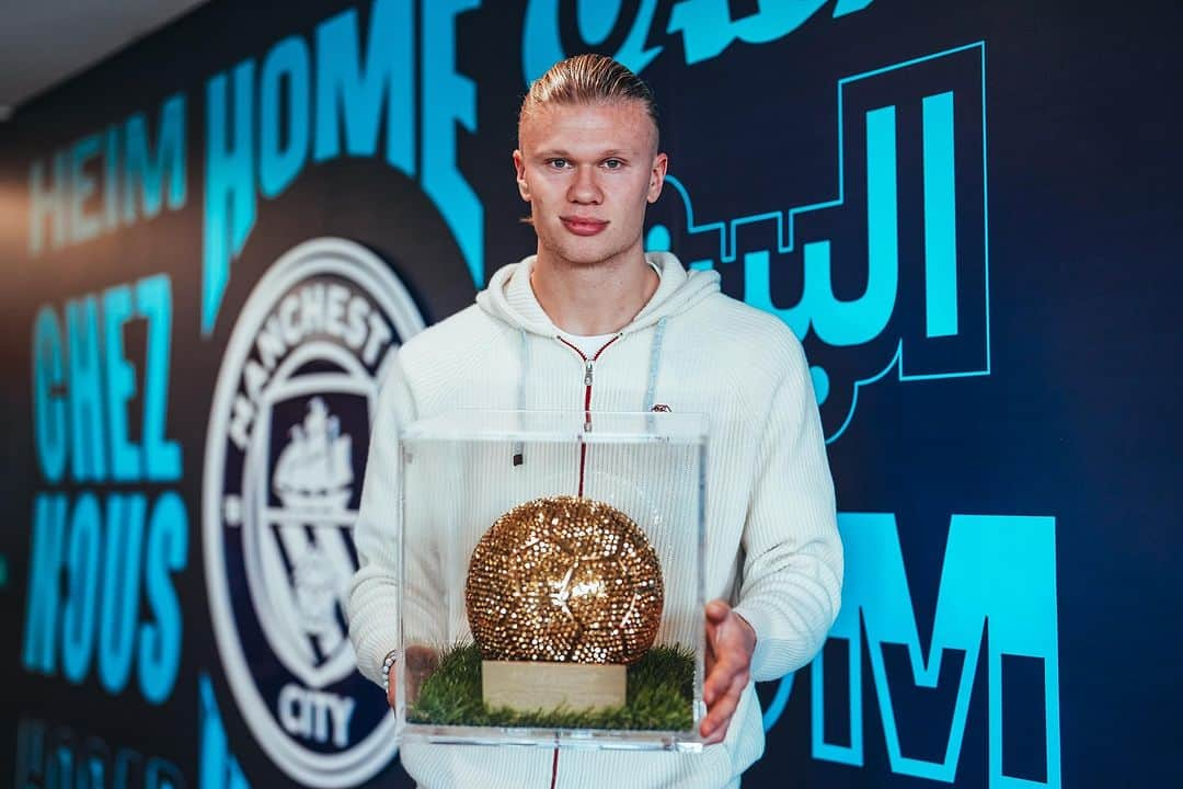 アーリン・ブラウト・ハーランドのインスタグラム：「Such an honor to receive this award. Thank you very much for it 👊🏻🏆@TuttoSport @goldenboyawards   #GoldenBoy2023」