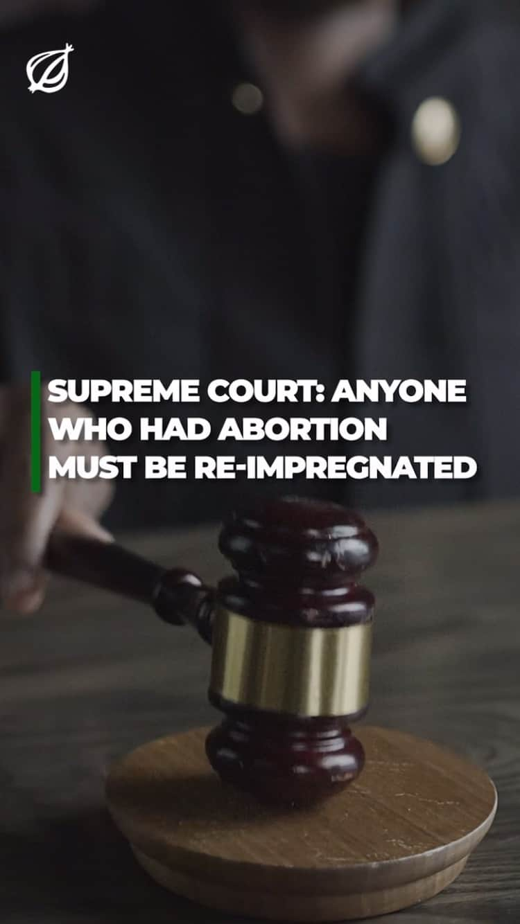 ジ・オニオンのインスタグラム：「#BREAKINGNEWS: In a controversial 6-3 decision, the Supreme Court ruled Monday that any American who underwent a legal abortion under Roe v. Wade must now be re-impregnated. #news #supremecourt #ruling #politics #roevwade」