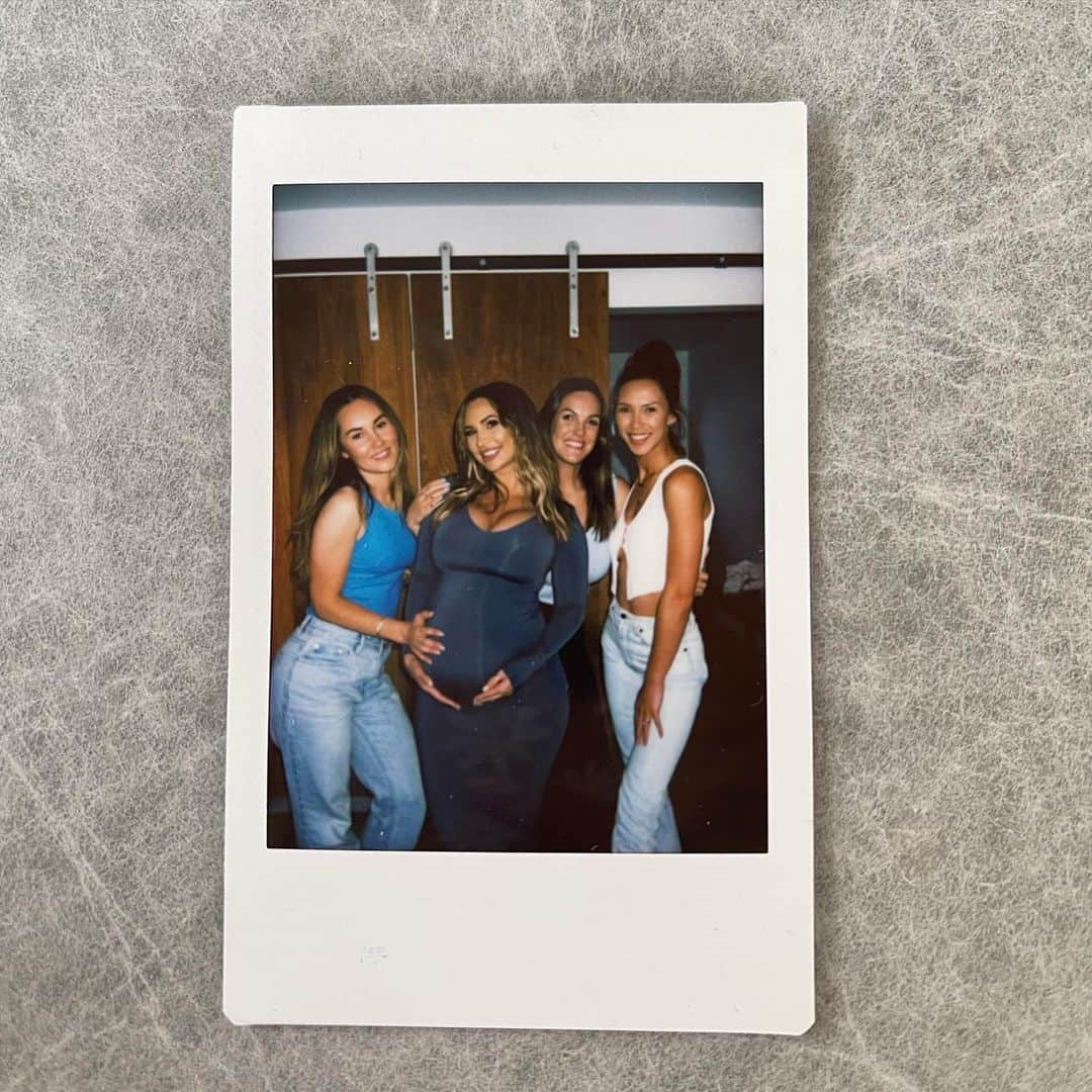 Rosanna Arkleのインスタグラム：「You can’t make old friends. 💕🫶🏽 Celebrating  our baby boy in NZ with my nearest and dearest 🥰🥰」