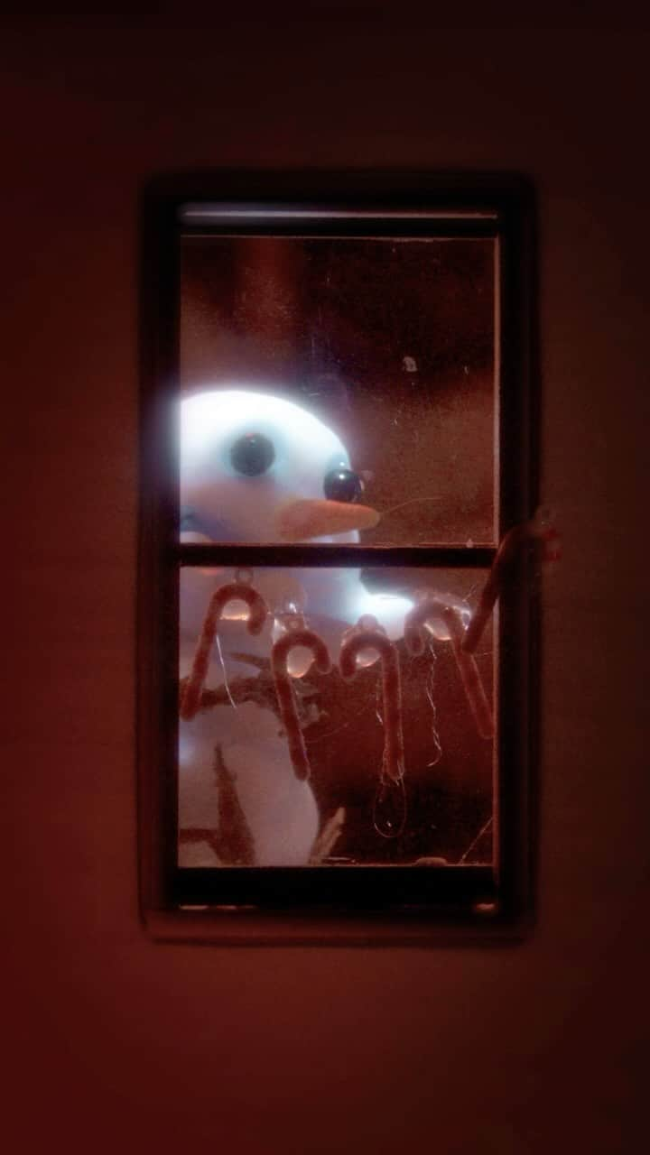 シーアのインスタグラム：「Take a peek inside to see what’s coming! ❄️🫣 - Team Sia #everydayischristmas  🎥 @neoncatproductions   [video description: the Sia claymation characters peeking inside windows in various clips]」