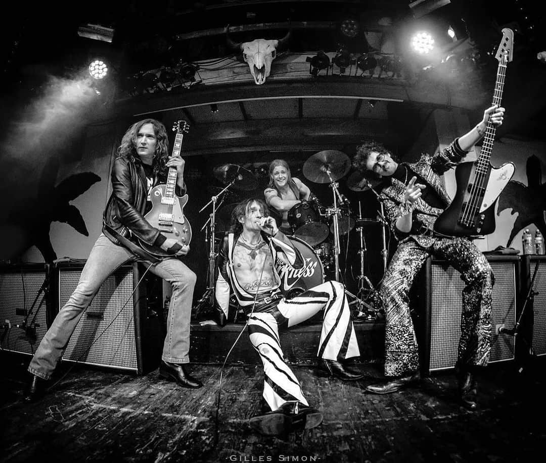 ルーファス・テイラーさんのインスタグラム写真 - (ルーファス・テイラーInstagram)「The Irish, Scottish and Blighty tour off to a flying start. #thedarkness   📸 - @gillessimonphotographies」12月5日 5時55分 - rufusttaylor