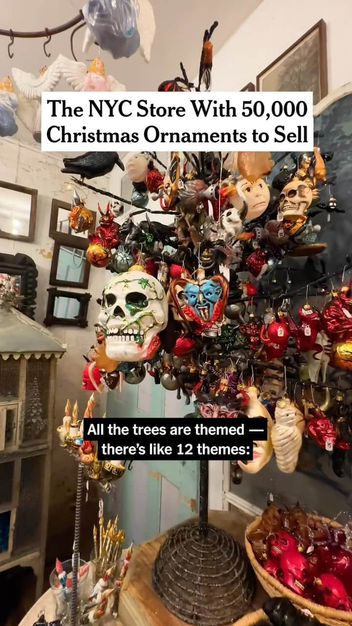 ニューヨーク・タイムズのインスタグラム：「Inside a John Derian store in the East Village are a dozen trees bearing hundreds of ornaments. Richard Morrison, a floor manager, has been setting up holiday décor since September.   50,000 ornaments — in the shapes of pickles, mermaids, artichokes, caviar tins, corgis, oysters, vegetables and toadstools among other things — adorn the shop, along with wreaths; vintage garlands made of glass; papier-mâché tree toppers; and a giant snowman named Tony that Derian bought from an antiques dealer in Rhode Island.  Tap the link in our bio to step inside the Christmas shop. Video by @globalgabrielgrey」