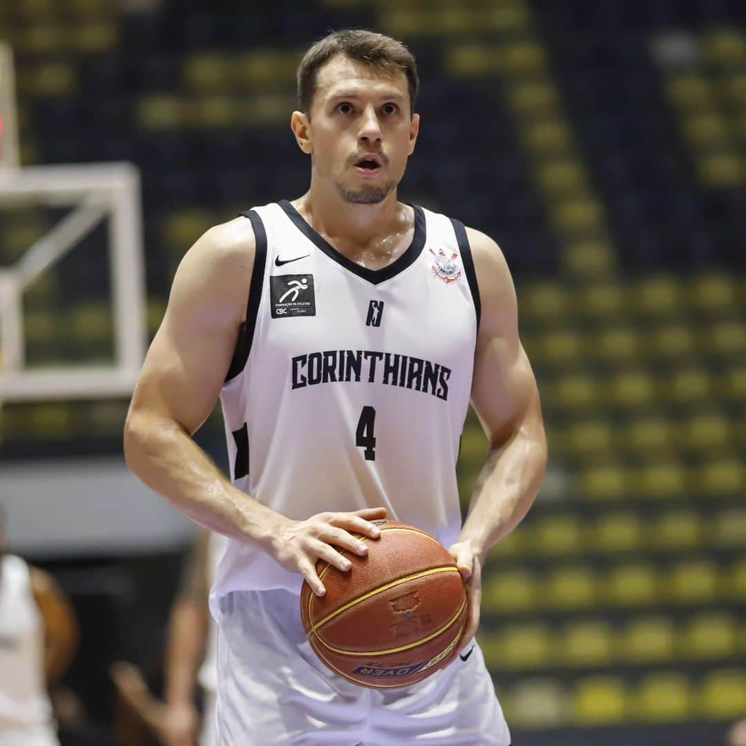 コリンチャンスのインスタグラム：「Amanhã é dia de torcer pelo Coringão nas quadras! 🏀  Pelo NBB, recebemos a equipe do Mogi, no Ginásio Wlamir Marques, às 20h!   Venha apoiar! Ingressos aqui 👉  link nos stories!  📸 @beto.miller   #CorinthiansBasquete #VaiCorinthians」