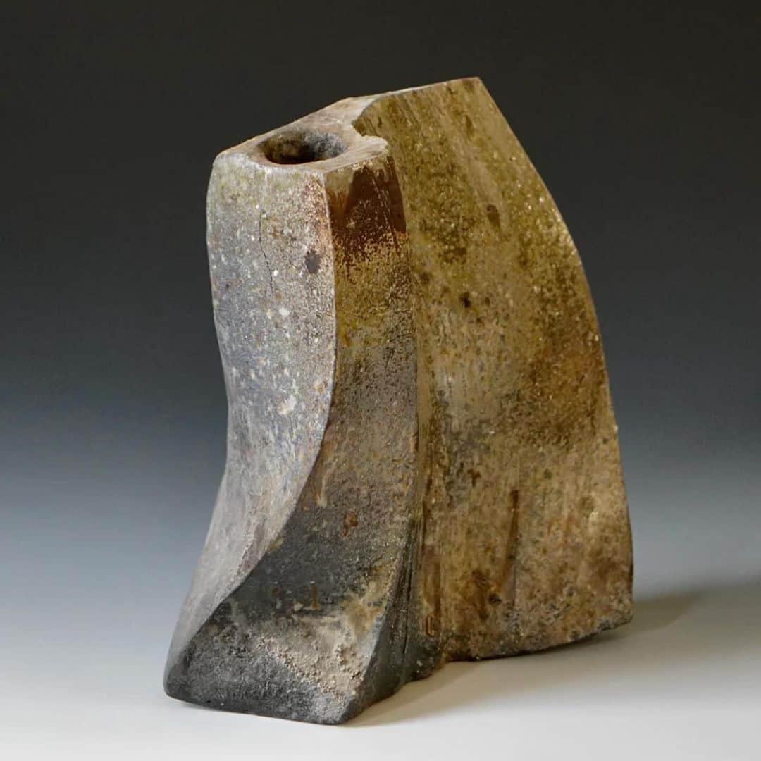佐竹晃のインスタグラム：「Wood fired vase. . Available at www.akirasatake.com or link in my bio. . #akirasatakeceramics #clay  #asheville  #gallerymugen  #陶芸 #陶芸家  #佐竹晃 #ceramics #pottery #vase #花器 #ikebana #japanese #japanesepottery #tougei」