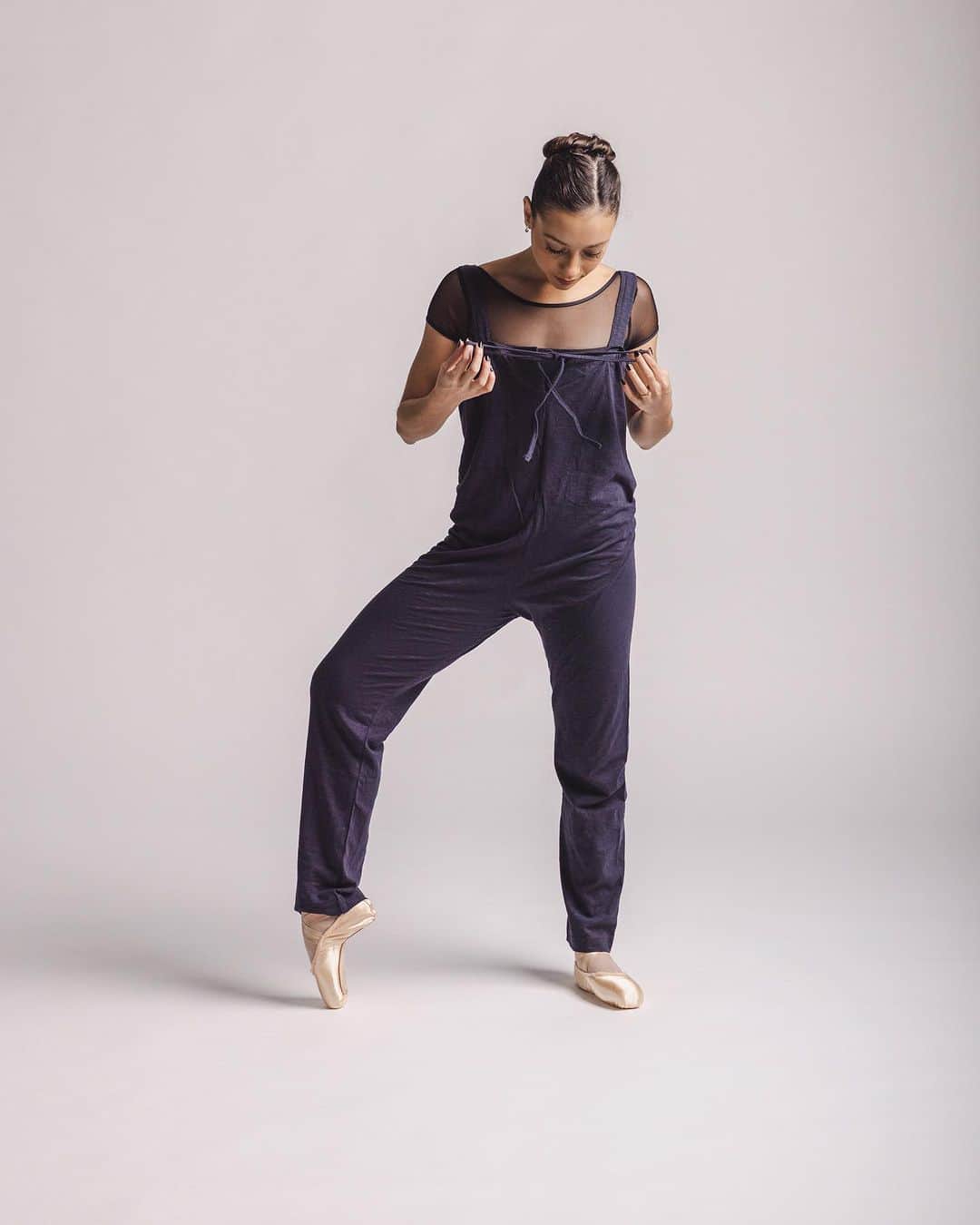 Ballet Is A WorldWide Languageのインスタグラム：「Dance your way into the new year with our best sellers, now on sale!! Enjoy up to 40% off site wide - it’s a once in a year sale 😱 www.worldwideballet.net ✨ Seen here: @xosarahryan wearing Navy romper + Zoe leotard   #worldwideballet」