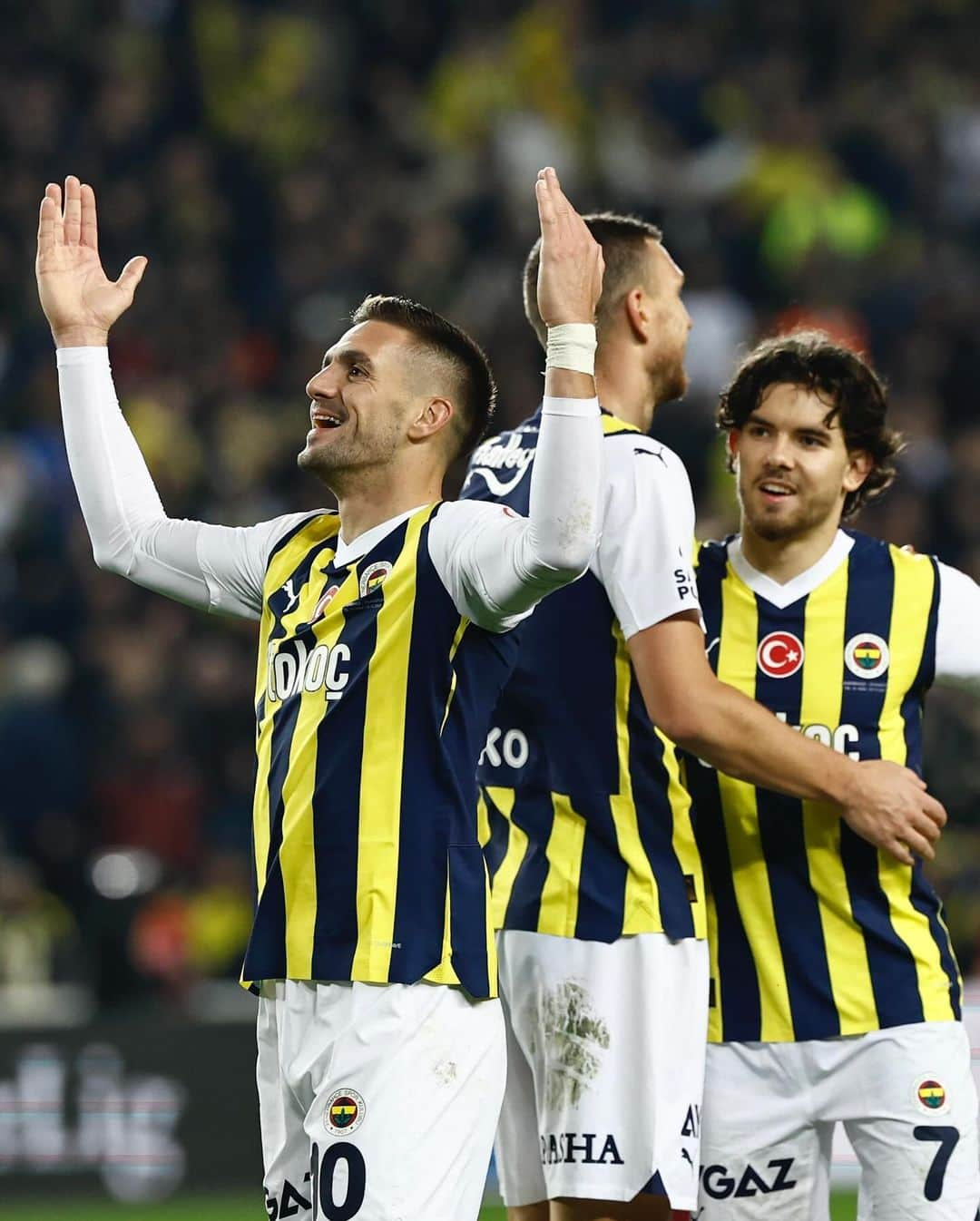 ドゥシャン・タディッチのインスタグラム：「Yessssss @fenerbahce 💛💙」