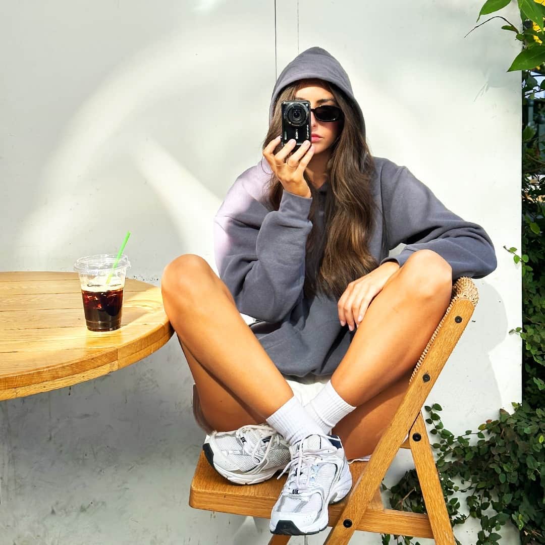 American Apparelのインスタグラム：「City life in comfort mode. ☕​📸​  Tag us using #AAStyleSpotlight for a chance to be featured.  #americanapparel #streetwear #losangeles」