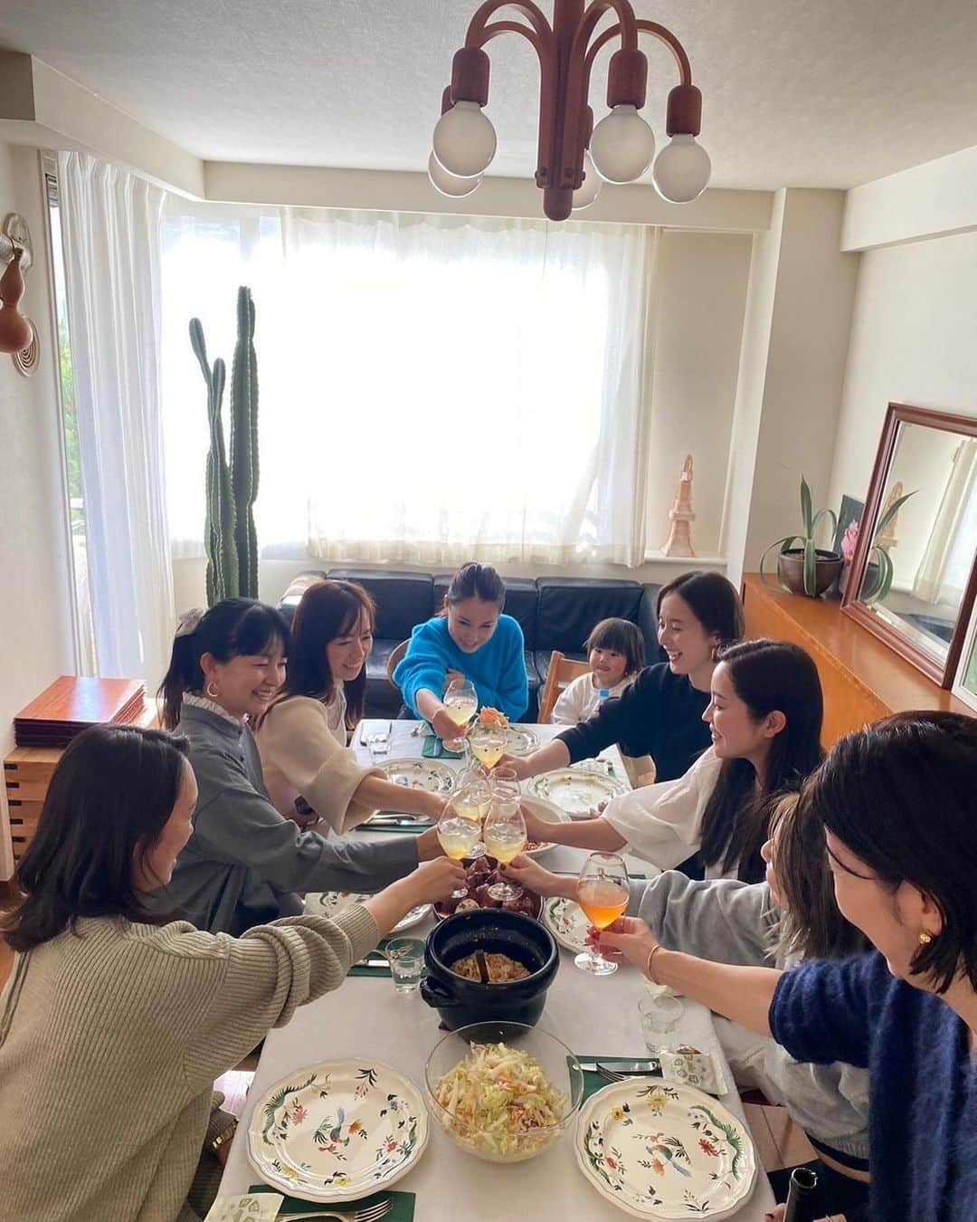 甘糟記子さんのインスタグラム写真 - (甘糟記子Instagram)「先週の一コマ  野口真紀さんのお料理教室へ！  @makinoguchi1022   年末年始に使えそうなメニュー！  スペアリブやガーリックシュリンプは私も良く作る(≧∀≦) でもいつも同じになっちゃうから、お料理教室で新しく習うとすごく新鮮で楽しいです\(//∇//)\  トマトご飯やプリン、白菜のコールスローも作ってみたかったメニューで、めっちゃ美味しかったよ〜(๑>◡<๑)  これはすぐ作りたくなるものばかり(〃ω〃)  いつも楽しいメンバーで、パワーもらっております╰(*´︶`*)╯♡  また次回も楽しみにしてまーす(๑>◡<๑)  #野口真紀#料理教室#趣味#美味しかった#楽しかった#習い事」12月5日 6時20分 - norihey924