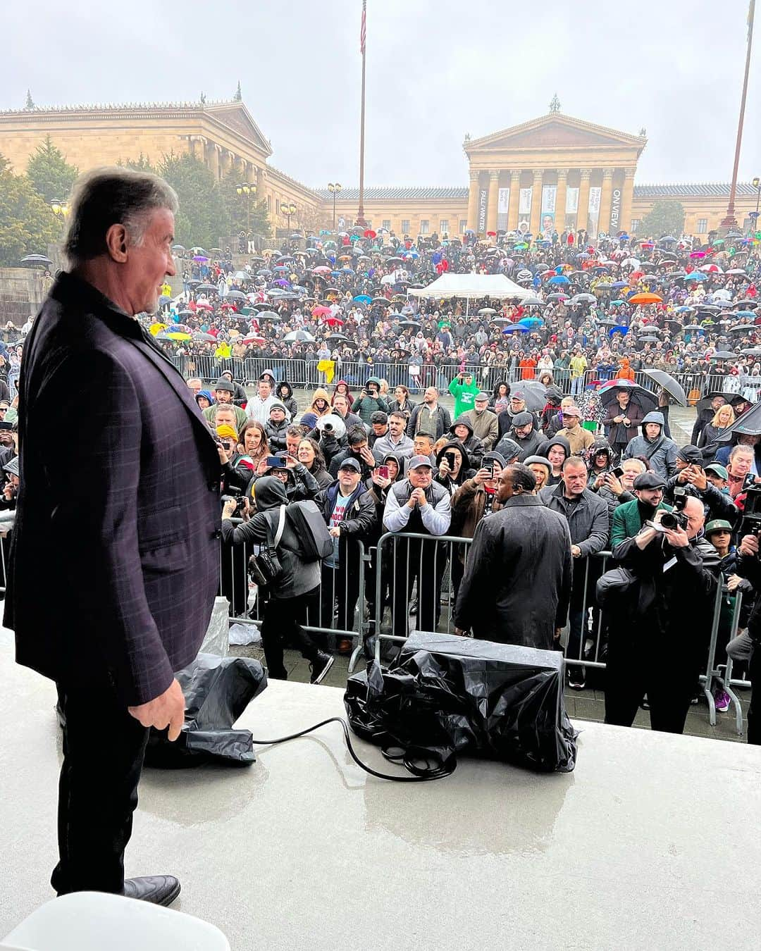 シルヴェスター・スタローンさんのインスタグラム写真 - (シルヴェスター・スタローンInstagram)「ROCKY DAY IN PHILLY !! I want to thank all the wonderful people that made this event possible. You are incredible!」12月5日 6時48分 - officialslystallone