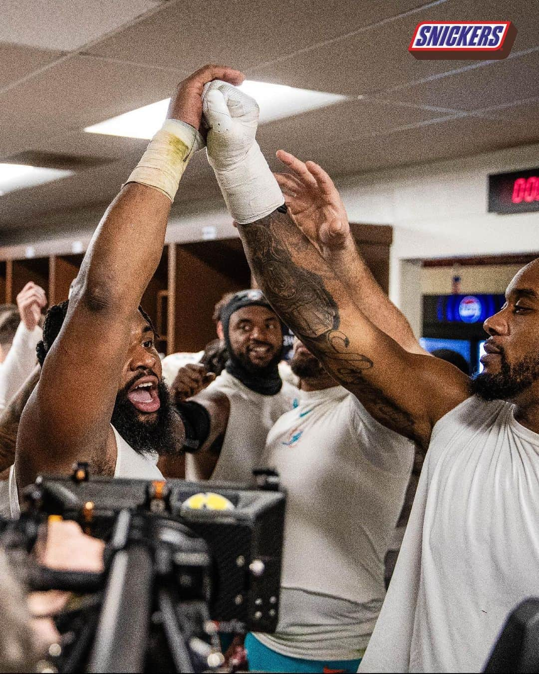 マイアミ・ドルフィンズさんのインスタグラム写真 - (マイアミ・ドルフィンズInstagram)「Locker room energy 💯」12月5日 6時40分 - miamidolphins