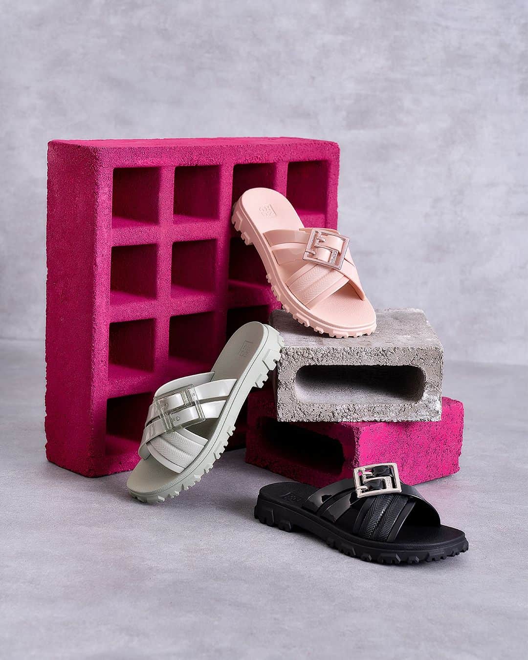 ザクシーのインスタグラム：「Muito estilo e versatilidade pra ir com você para todos os rolês 💞  Zaxy Bliss é inspirada nos tratorados esportivos. Prática e segura pra te acompanhar em tudo!  🛒 Vem conferir a sua no link da bio!  #ZaxyBliss - R$89,99」