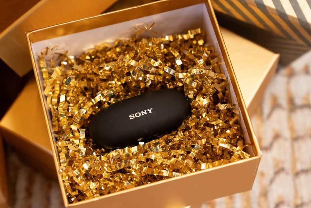 sonyさんのインスタグラム写真 - (sonyInstagram)「One for you, and one for me. Buy a gift that rewards you back. Earn 1X on Sony Rewards points when you buy from the Sony Store with a linked account. Check out @sonyrewards to shop!」12月5日 7時05分 - sonyelectronics