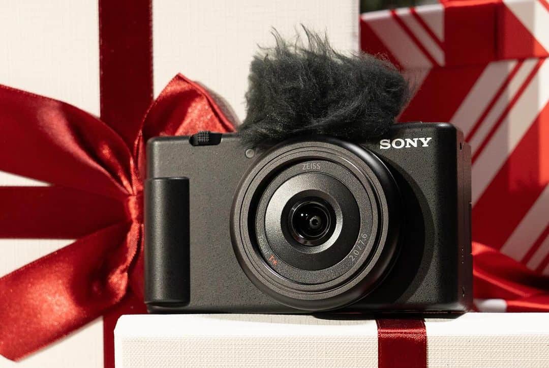 sonyさんのインスタグラム写真 - (sonyInstagram)「One for you, and one for me. Buy a gift that rewards you back. Earn 1X on Sony Rewards points when you buy from the Sony Store with a linked account. Check out @sonyrewards to shop!」12月5日 7時05分 - sonyelectronics