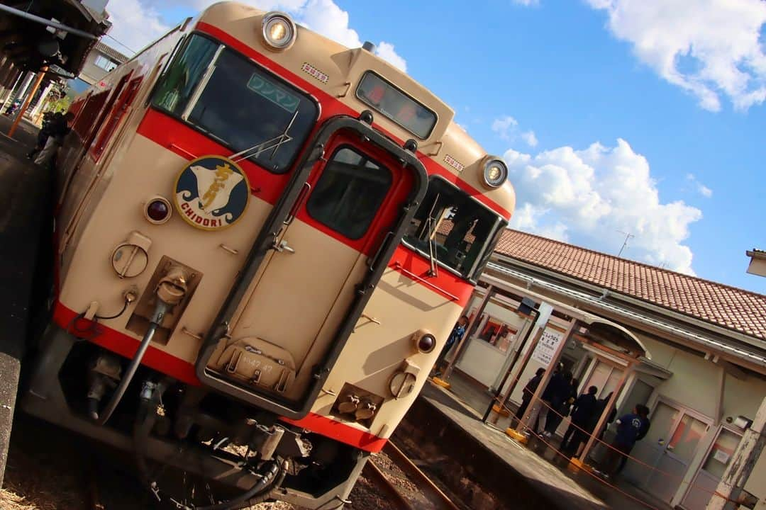 徳永ゆうきさんのインスタグラム写真 - (徳永ゆうきInstagram)「. . 停車中には 「ちどり」のヘッドマークが付き、 種別も急行に！ . -2023.10.21- . #鉄道写真 #撮り鉄 #鉄道好き #JR西日本 #芸備線 #備後庄原駅 #キハ47形 #国鉄型 #気動車 #ノスタルジー号 #急行 #ちどり」12月5日 6時58分 - tokuchan_1113