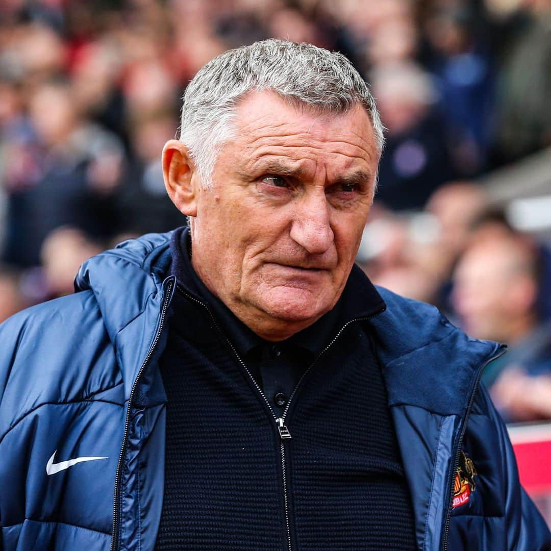 サンダーランドAFCさんのインスタグラム写真 - (サンダーランドAFCInstagram)「Sunderland AFC has this evening parted company with Head Coach Tony Mowbray.   The Club would like thank Tony for the positive contribution he has made throughout the past two seasons alongside his assistant Mark Venus, who also departs.   Both will always be welcome back at the Stadium of Light and we wish them well for the future.  #SAFC」12月5日 7時00分 - sunderlandafcofficial