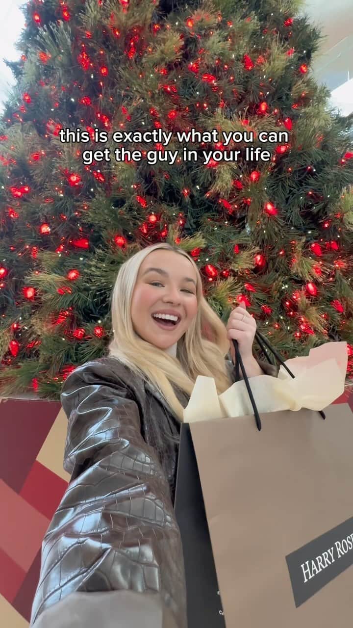 トーリ・ウェブスターのインスタグラム：「MERRY #TORMAS 🎄❤️✨🎁  WIN a $500 dollar @harryroseninc gift card to shop for the men in your lives this holiday season! Luckily, at Harry Rosen, there are so many curated gift suggestions at all price points for any kind of man in your life.  From high-quality socks, ties, and perfume stocking stuffers to larger ticket items like a custom suit or winter jacket, there’s truly something for everyone 😏  ✨TO ENTER✨ 1. Follow me & @harryroseninc 2. Like this post, and tag a man who deserves a special gift from you this holiday season! ✨  *Winner announced next week via IG stories!  #giftgiving #giftideas #giftsforhim #giftsformen #giftsforhim❤️🎁 #Sponsored」