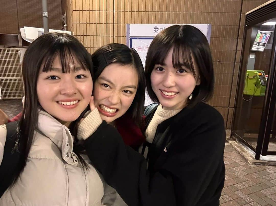 冨波心さんのインスタグラム写真 - (冨波心Instagram)「・  みなさん待望(?)のスリーショット❤︎  みんなテストが近いので終わったら 3人で遊ぼ！と話してます＾＾  大好きな2人⚡️  #武上陽奈 #米倉ゆい #スターダストプロモーション #冨波心 #jk」12月5日 17時00分 - kokoro_toba_official