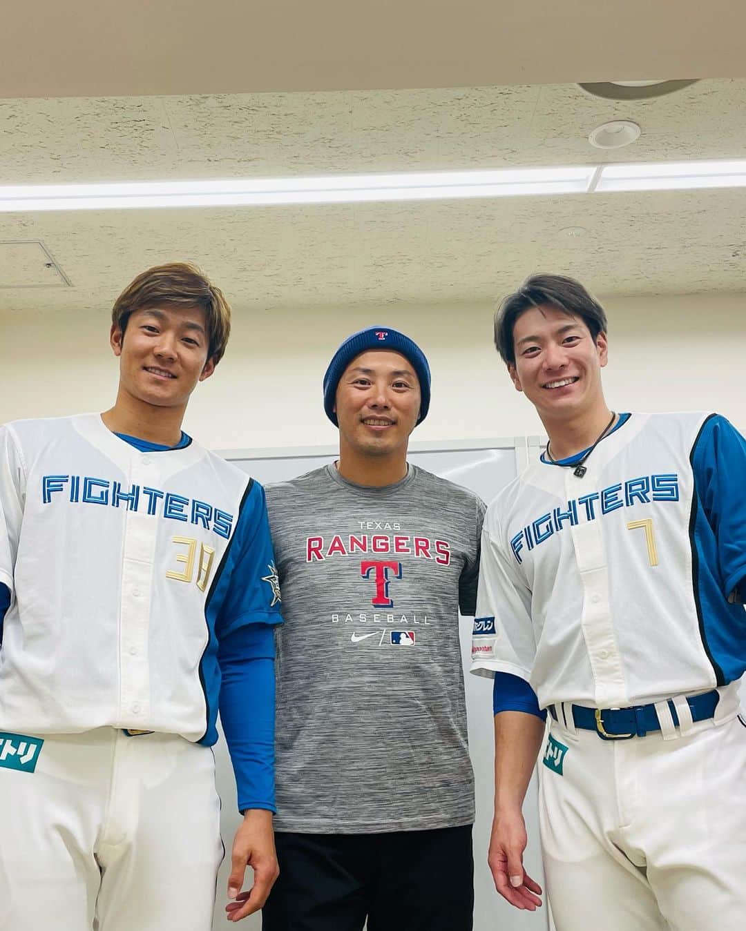 矢野謙次のインスタグラム：「北見に行ってきました‼️  ごー選手がとっても良いことを少年少女達に伝えてました😍　　「受け手の声‼️」  ピン選手の守備の足運びの話もとても勉強になりました👍  北見の野球少年少女達が楽しんで上手になっていくことを願ってます🤞  やきにくやの焼き肉も最高でした😆  広瀬技建はじめ北見の皆さま、ありがとうございました‼️」
