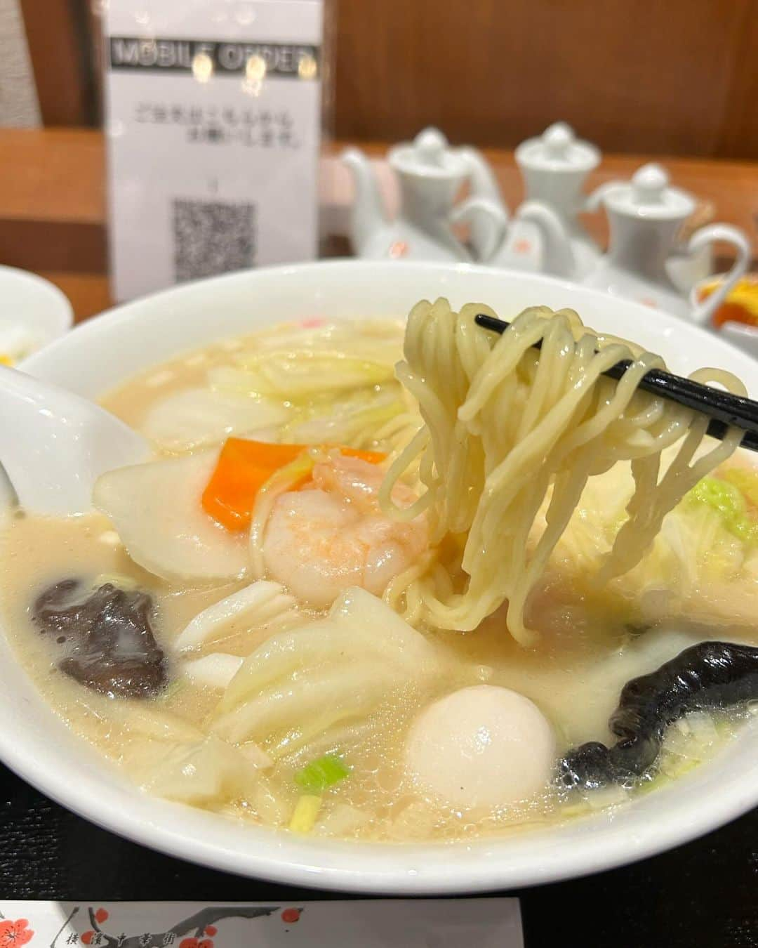 葉月里緒奈さんのインスタグラム写真 - (葉月里緒奈Instagram)「お買い物前にさくっと麺。 #麺好き#麺スタグラム#麺すたぐらむ #梅蘭#梅蘭二子玉川ライズ店 #鶏白湯ちゃんぽん#コスメデコルテ#乾燥肌対策 #リポソームアドバンストリペアクリーム #aqアブソリュートエマルジョンマイクロラディアンス#rionahazuki」12月5日 7時13分 - riona_hazuki