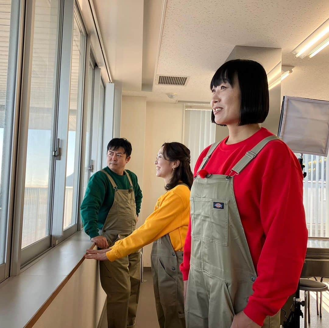 荒木麻里子さんのインスタグラム写真 - (荒木麻里子Instagram)「今月の @shizumottotv は、 静岡市清水区由比にお邪魔しています！ 由比と言えば、桜海老🦐 新鮮な桜海老や幻の倉沢の鯵、老舗缶詰工場にも潜入。 静岡市に住んでいても、まだまだ知らない事たくさんです。 . 最後の写真は痛恨のミスを犯したシーン。 芸人さんと一緒だと、ミスを笑いに変えてくれるので撮り直しなし🤣そのまま放送されているハズです💦 毎回勉強になるし、笑いが絶えません☺️ . . #しずちゃんの静岡をもっと食べたい #南海キャンディーズ #しずちゃん #いけや賢二 #荒木麻里子 #トコチャン」12月5日 7時17分 - marilyn198612