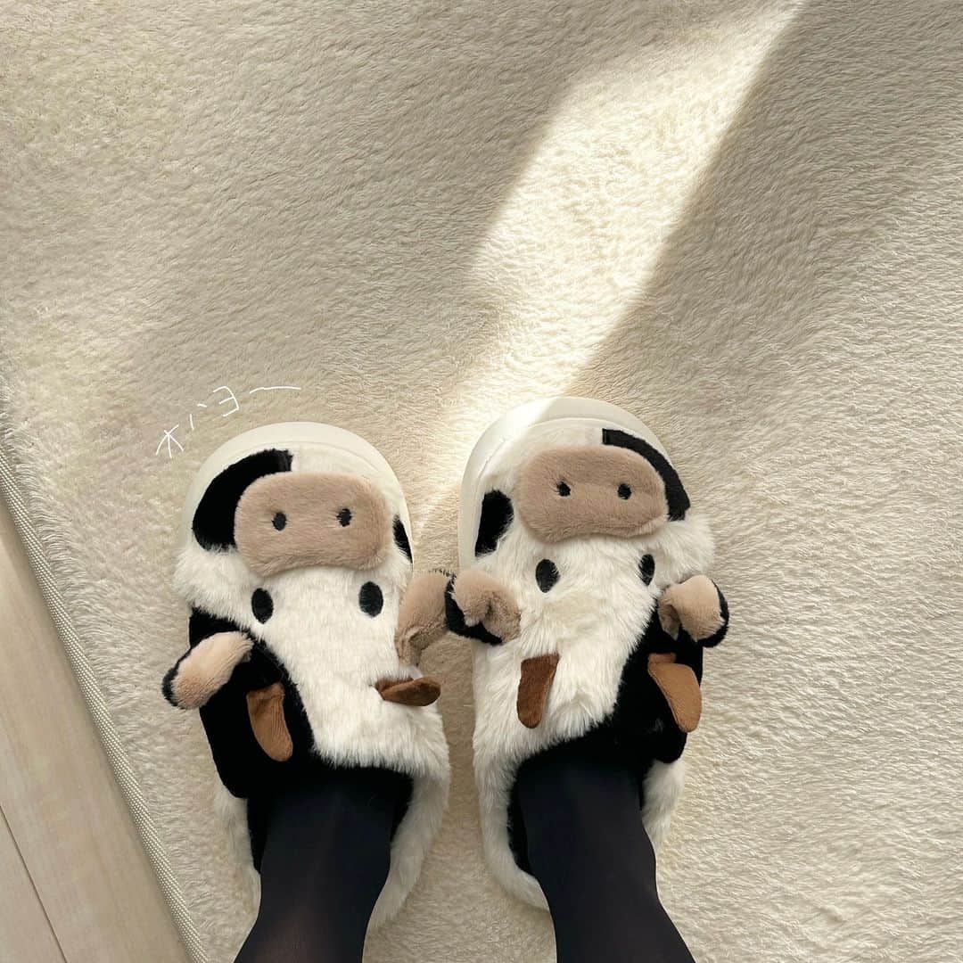 あみのインスタグラム：「︴ohayo - .’.’  突然のmomo ~ 🐮🍼 早く起きちゃってなんか書きたくなった💭  今日も1日頑張ろう(՞ . .՞),」