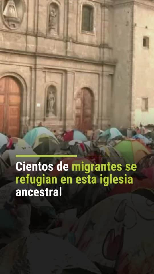 Primer Impactoのインスタグラム：「➡️ Esta iglesia ancestral se ha convertido en un refugio para cientos de migrantes que tratan de pasar los días en espera de una solución a sus casos.  Reporta @ivanmaciasnews  📺 Más en Primer Impacto a las 5pm/ 4C de lunes a viernes por @univision   #iglesia #migrantes #refugio #México #PrimerImpacto」