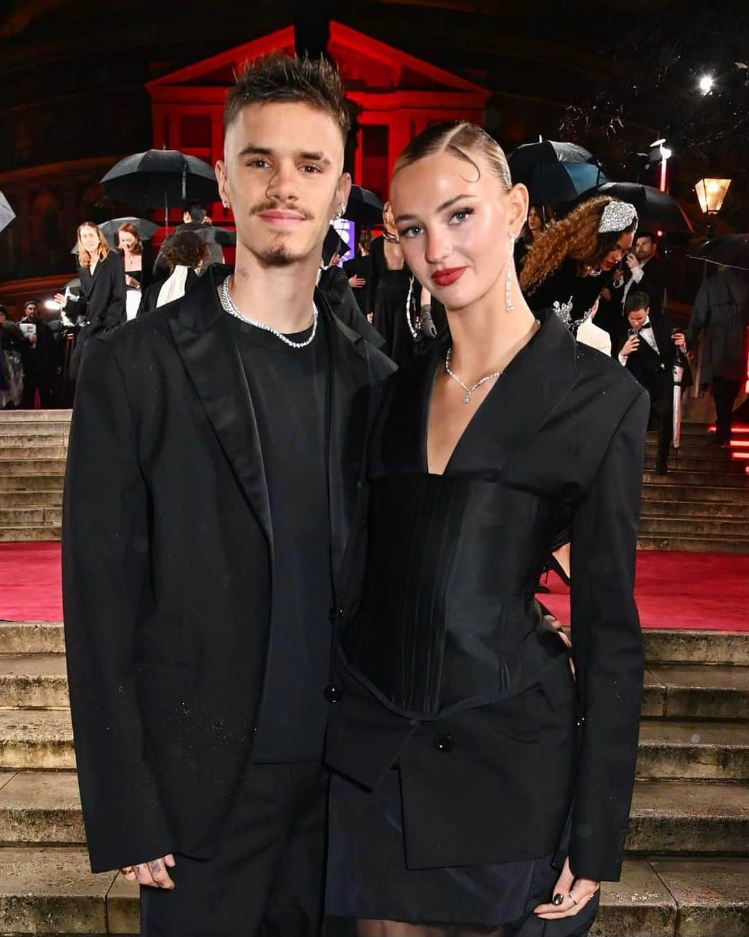 デビッド・ベッカムのインスタグラム：「Looking good @romeobeckham @mimimoocher 💛 #FashionAwards 2023 @britishfashioncouncil 📸 @darren_gerrish」