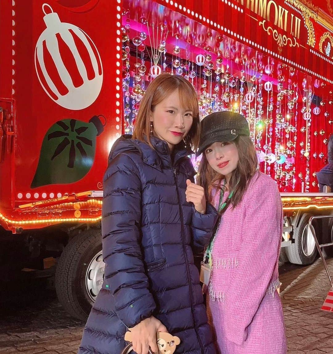 葵さんのインスタグラム写真 - (葵Instagram)「#PR #コカコーラ  横浜赤れんが倉庫で開催されました、コカ･コーラ クリスマスドローンショー＆クリスマストラックお披露目イベントに参加してきたよ♡ @cocacola_japan  とても大きな素敵なクリスマストラックは、クリスマスマーケットを開催中の赤れんが倉庫の場所に合っていました！ コカ･コーラ クリスマストラックは北は 北海道、南は沖縄まで、全8ヶ所を巡るので日本中の方が楽しめるよ！  コンテンツとしてクリスマストラックのひもくじをさっそく体験してきたよ！ ひもをひくとキラキラ光る演出でとても素敵でした。 イベント参加者全員何かしらあたる、限定豪華商品です。  そのあとはコカ･コーラ クリスマストラックツアー2023の開催を記念して、一夜限りのドローンショー、 コカ･コーラ クリスマスドローンショー『空飛ぶクリスマストラック』開催されました！  国内最大規模となる1,225機のドローンを使用しました3Dドローンショーはとても素敵で感動ものでした。 ドローンで描いたサンタクロースや、世界最大級の巨大なクリスマスツリー、コカ･コーラ クリスマストラックなど とても素敵で感動しました！ 最後にはQRコードまで登場‼︎ すごかったよー！  みなとみらいでは、ヨルノヨイベントも開催されていてイルミネーションがとても素敵だよ！  #コカコーラクリスマストラック #CocaColaChristmas #空飛ぶクリスマストラック #横浜#クリスマス#ドローンショー」12月5日 7時29分 - dolphin_coconut