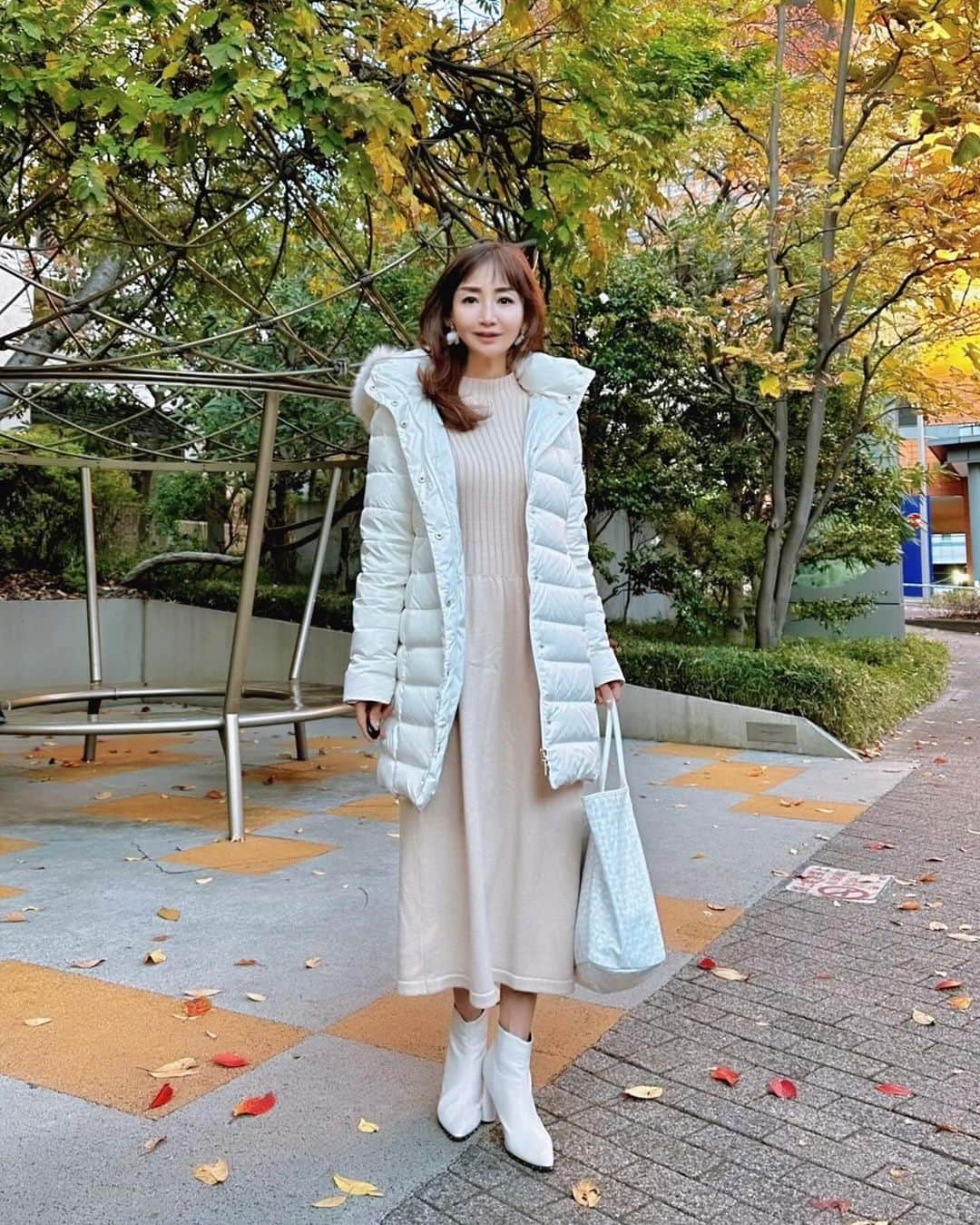 長谷川夕希子さんのインスタグラム写真 - (長谷川夕希子Instagram)「紅葉真っ盛りの東京🗼🍁 @stanza_dolce のホワイトダウン🤍 映える🤍🤍🤍😎  @stanza_dolce で ゴールドのボタン🔘と 金糸で縁取らせたパイピングが 大人可愛いダウン🥰  羽織っていて軽くて楽だから、 めっちゃ歩き回れる〜😙🎶  カラーは、 オフホワイトと、 パールグレージュの 2色展開🤍🩶  商品番号:9-8008 商品名:“上品な煌めきを放つパイピングが目を惹くフォックスファー付きダウンコート”  このコート🧥を お得にゲットできる スーパーセール開催中💞  4000円OFFになる 特別クーポン‼️ を 私のストーリーに、　　 リンク貼っておきます✨  活用くださいね❣️😉  💛SALE期間 12/4(月) 20:00 ~ 12/11(月) 01:59   スタンザドルチェ @stanza_dolce @lamode_press  #stanza_dolce #スタンザドルチェ #stanzadolce_cd #アウターコーデ  #大人かわいいコーデ  #大人可愛いファッション  #大人可愛いコーデ  #アラフォーコーデ  #アラフォーファッション  #アラフィフコーデ  #アラフィフファッション  #美魔女　 #ダウンコート  #ダウンコーデ  #冬服コーデ #六本木ヒルズ」12月5日 7時45分 - yukikogabby