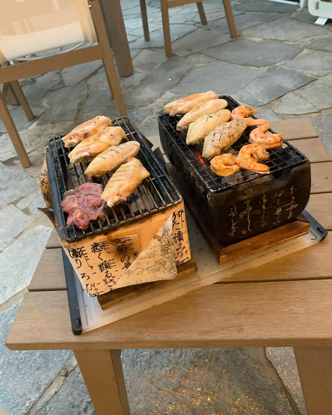 上原浩治のインスタグラム：「今日も外で炭火焼き😋  チキン🍗とエビ🦐祭り…野菜もたっぷりと！  赤ワイン🍷と共に…  #最高　#美味い　#😋　#炭火焼き　#チキン　#エビ　#🍗　#🦐　#野菜　#赤ワイン　#🍷  @koji19ueharaのフォローをお願いします  #上原浩治の雑談魂の登録をお願いします   http://www.koji-uehara.netにコメントを」