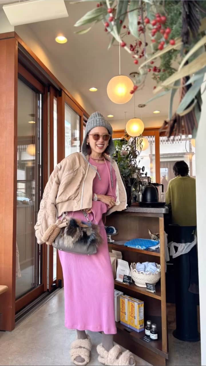 斎藤菜々子のインスタグラム：「. 晴れた日の朝活は最高でした☀️🐻  outer @searoomlynn_official  one-piece @rosebud_official_  @mici_official_  bag @barneysjapan  shoes @maxmara  cap @unitedarrows_official」