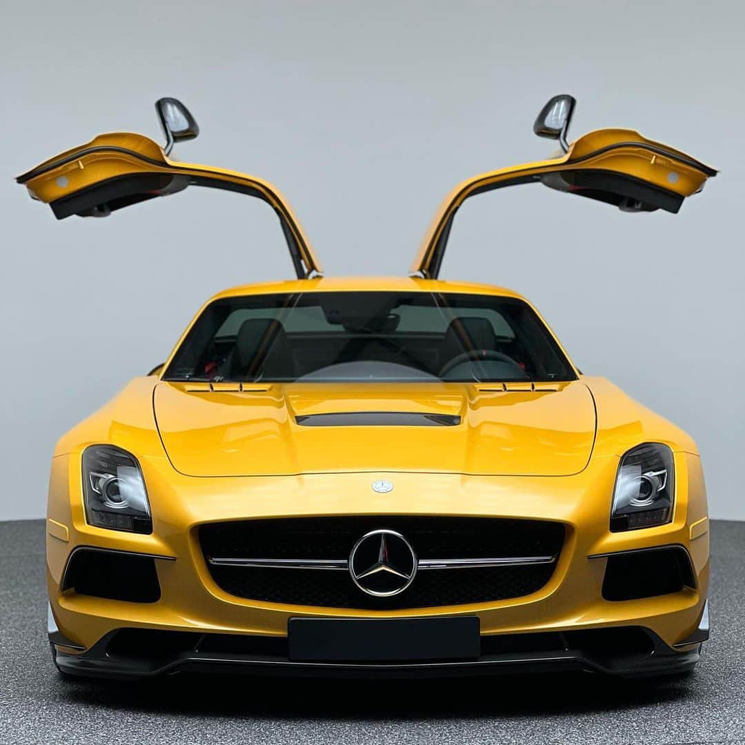 メルセデス・ベンツのインスタグラム：「An exterior so classy, you wouldn’t think twice about hopping in. 😎  📷 @manu.detailer   #MercedesBenz #MercedesAMG #MBfanphoto」