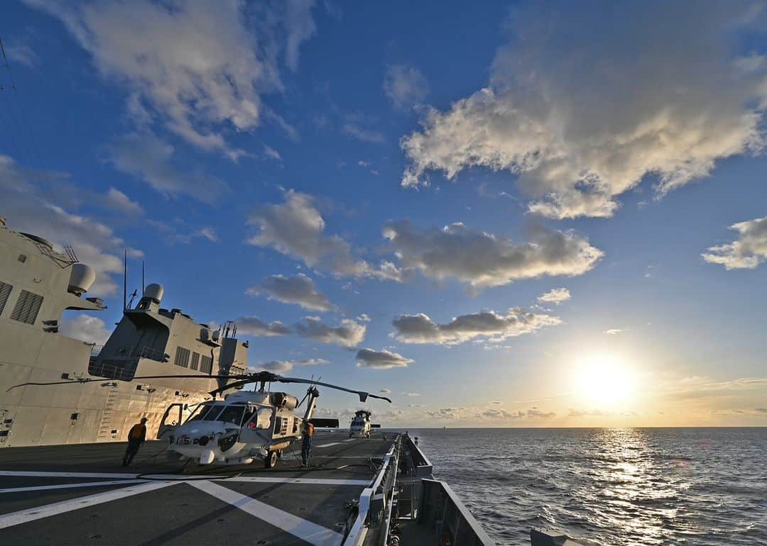 海上自衛隊さんのインスタグラム写真 - (海上自衛隊Instagram)「おはようございます！今日も良い一日になりますように！ 朝、#ひゅうが から見る朝日の風景☀  #朝日 #護衛艦 #また日が昇る」12月5日 8時00分 - jmsdf_pr