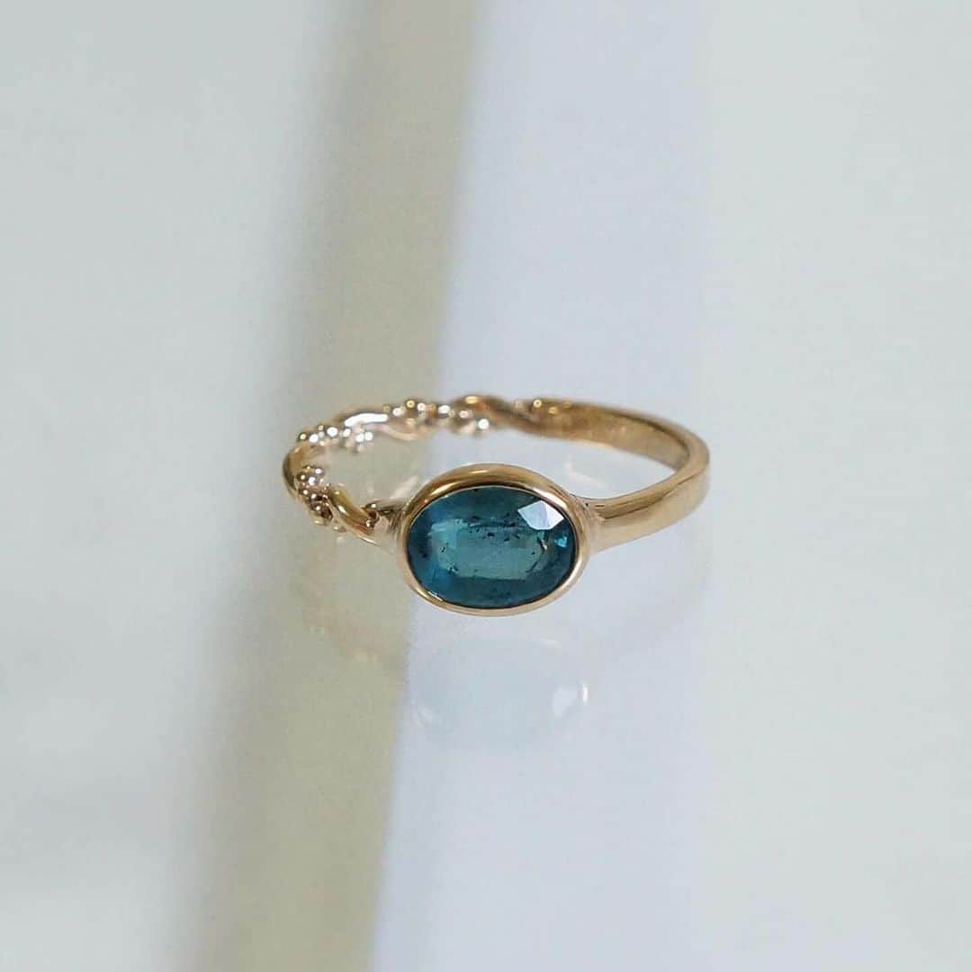 タピエスタイルのインスタグラム：「#Repost @aya.kiyoshima.jewelry ・・・ .  カイヤナイトという名前は「青」を意味する ギリシャ語の「キアノス」が由来と言われています。  名前の通り、深いブルーが印象的な一点💍  12/6より神戸大丸にてご覧頂けます。  ▪️POP UP STORE▪️ 12/6(水)～12/12(火) 神戸大丸 1F 元町玄関前 アクセサリー売場 ※デザイナー全日在店  . . . . . .  @aya.kiyoshima.jewelry  @tapiestyle  #ayakiyoshimajewelry  #あやきよしま #神戸大丸  #天然石アクセサリー #天然石リング #カイヤナイト #カイヤナイトリング  #kyanitestone #kyanitejewelry」