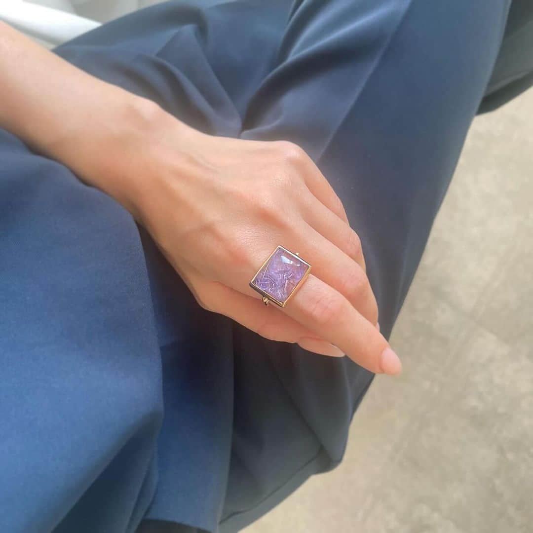 タピエスタイルさんのインスタグラム写真 - (タピエスタイルInstagram)「#Repost @aya.kiyoshima.jewelry ・・・ .  ▪️POP UP STORE▪️ 12/6(水)～12/12(火) 神戸大丸 1F 元町玄関前 アクセサリー売場 ※デザイナー全日在店  POP UP STOREのお知らせです。 年内最後の催事は、毎年恒例の神戸へ。  今回も、天然石の1点ものアイテムを 数多くご用意しております。 定番リングはサイズを揃えて準備中です💍  お好きな天然石からお作りするセミオーダーも可能です🤝  詳細はまた投稿していきます。 ご質問等はインスタDMよりお気軽にどうぞ♡  神戸の皆さまにお会い出来ることを楽しみにしています☺︎  . . . . . .  @aya.kiyoshima.jewelry  @tapiestyle  @daimarukobe  #ayakiyoshimajewelry  #あやきよしま #神戸大丸  #天然石アクセサリー #天然石リング #天然石ネックレス #オーダーアクセサリー」12月5日 8時11分 - tapiestyle