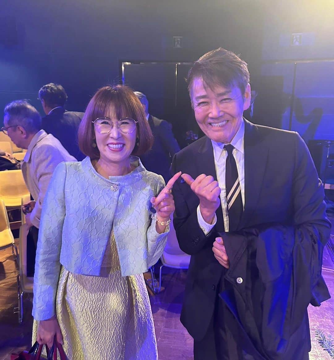 岩本初恵さんのインスタグラム写真 - (岩本初恵Instagram)「独り言 誰からでも愛される 条件って あるんです  労わりとか 優しさとか 協調性とか 思いやりなど  愛される条件は 色々とありますが  スタイルや表情や お化粧と同じで 訓練していけば 誰でも 身に付くものなんです  ただボーっと 毎日を 生きていて 身に付くものでは ないです  私達の人生は 泣いたり 悔しかったり 辛い思いの経験が 誰でも同じだけ あるとされてます  だからこそ 成長する様に 学ぶ様に 学べは辛い事も なくなる様に 教えがあります  実は 辛い事があった時ほど 愛される条件が 身に付いているんですよ  心とは逆に 前向きに笑顔で 乗り越える事です  それが一番の 解決方法です  そして誰からでも 愛される条件を 身につけれます  これから毎日 慌ただしくなってきます 運転や風邪に 気をつけて  オシャレが運気アップになりますね 💐  #ご挨拶周り #テレビ局  #はっちゃん #チョコレートショップ  #パーティー #音楽  #30周年  #独り言 #ありがとう」12月5日 8時16分 - hatsue_iwamoto