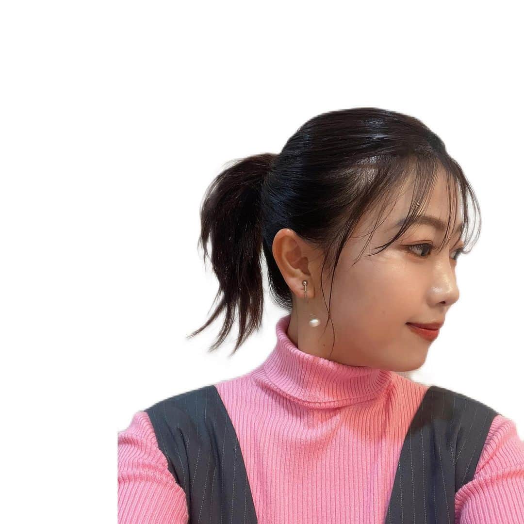 川崎優のインスタグラム：「. . ヘアメイクさんが新しいアレンジをしてくださった！ 高めのポニーテール🐴💫  衣装も元気の出るピンクに、私服でよく着るようなサロペットでした。  本当に髪の毛がよく育っている…🧑‍🦱✌︎  #バリはや」