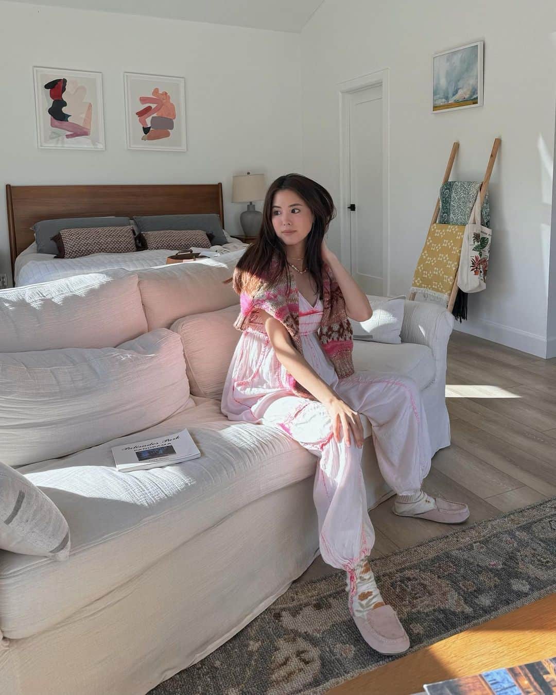 宮城夏鈴のインスタグラム：「🤔🧠💪🏻📖  カリフォルニアでも大好きな場所Topanga 泊まったAirbのお部屋が可愛い💗 お部屋を出ると山に囲まれたとっても気持ちいい場所✨  Outfit @urbanoutfitters  #maternityoutfit  #妊婦 #妊婦コーデ」