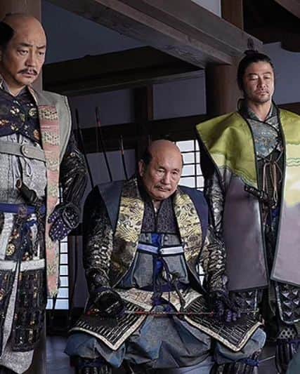 中村松江さんのインスタグラム写真 - (中村松江Instagram)「日本映画、「首(2023年)」を鑑賞。 本能寺の変を題材にした北野武監督の時代劇です。 誰もが知っている歴史を北野武監督がどういう解釈で、どう表現するのか興味津々でしたが、すぐに独特の世界観に引き込まれ、最後まで存分に楽しめました。 出演は羽柴秀吉に監督も兼ねているビートたけしさん、明智光秀に西島秀俊さん、織田信長に加瀬亮さん、難波茂助に今月歌舞伎座で一緒の中村獅童さん、曽呂利新左衛門に木村祐一さん、荒木村重に遠藤憲一さん、斎藤利三に勝村政信さん、般若の佐兵衛に寺島進さん、服部半蔵に桐谷健太さん、黒田官兵衛に浅野忠信さん、羽柴秀長に大森南朋さん、安国寺恵瓊に六平直政さん、間宮無聊に大竹まことさん、為三に津田寛治さん、清水宗治に荒川良々さん、森蘭丸に寛一郎さん、弥助に副島淳さん、徳川家康に小林薫さん、千利休に岸部一徳さんという豪華かつバラエティ豊かな顔触れです。 監督、原作、脚本は北野武さん。 最初っからけっこう過激なバイオレンス描写にハッとさせられました。 「アウトレイジ」シリーズの時代劇版のようですが、思いっきりコミカルな場面もあり、コメディの要素も多めであります。 とにかく出演陣の強烈な個性のぶつかり合いは見応えがあり、理屈抜きに面白い作品です。 お薦めします。 #首 #ビートたけし #北野武 #西島秀俊 #加瀬亮 #浅野忠信 #大森南朋 #中村獅童 #歌舞伎 #中村松江」12月5日 8時20分 - matsue_nakamuraofficial