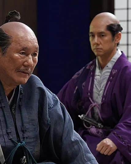 中村松江さんのインスタグラム写真 - (中村松江Instagram)「日本映画、「首(2023年)」を鑑賞。 本能寺の変を題材にした北野武監督の時代劇です。 誰もが知っている歴史を北野武監督がどういう解釈で、どう表現するのか興味津々でしたが、すぐに独特の世界観に引き込まれ、最後まで存分に楽しめました。 出演は羽柴秀吉に監督も兼ねているビートたけしさん、明智光秀に西島秀俊さん、織田信長に加瀬亮さん、難波茂助に今月歌舞伎座で一緒の中村獅童さん、曽呂利新左衛門に木村祐一さん、荒木村重に遠藤憲一さん、斎藤利三に勝村政信さん、般若の佐兵衛に寺島進さん、服部半蔵に桐谷健太さん、黒田官兵衛に浅野忠信さん、羽柴秀長に大森南朋さん、安国寺恵瓊に六平直政さん、間宮無聊に大竹まことさん、為三に津田寛治さん、清水宗治に荒川良々さん、森蘭丸に寛一郎さん、弥助に副島淳さん、徳川家康に小林薫さん、千利休に岸部一徳さんという豪華かつバラエティ豊かな顔触れです。 監督、原作、脚本は北野武さん。 最初っからけっこう過激なバイオレンス描写にハッとさせられました。 「アウトレイジ」シリーズの時代劇版のようですが、思いっきりコミカルな場面もあり、コメディの要素も多めであります。 とにかく出演陣の強烈な個性のぶつかり合いは見応えがあり、理屈抜きに面白い作品です。 お薦めします。 #首 #ビートたけし #北野武 #西島秀俊 #加瀬亮 #浅野忠信 #大森南朋 #中村獅童 #歌舞伎 #中村松江」12月5日 8時20分 - matsue_nakamuraofficial