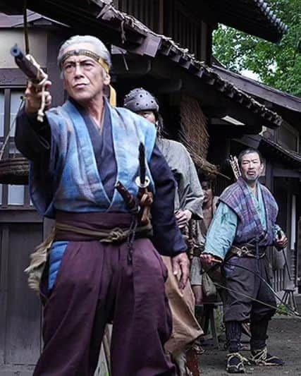 中村松江さんのインスタグラム写真 - (中村松江Instagram)「日本映画、「首(2023年)」を鑑賞。 本能寺の変を題材にした北野武監督の時代劇です。 誰もが知っている歴史を北野武監督がどういう解釈で、どう表現するのか興味津々でしたが、すぐに独特の世界観に引き込まれ、最後まで存分に楽しめました。 出演は羽柴秀吉に監督も兼ねているビートたけしさん、明智光秀に西島秀俊さん、織田信長に加瀬亮さん、難波茂助に今月歌舞伎座で一緒の中村獅童さん、曽呂利新左衛門に木村祐一さん、荒木村重に遠藤憲一さん、斎藤利三に勝村政信さん、般若の佐兵衛に寺島進さん、服部半蔵に桐谷健太さん、黒田官兵衛に浅野忠信さん、羽柴秀長に大森南朋さん、安国寺恵瓊に六平直政さん、間宮無聊に大竹まことさん、為三に津田寛治さん、清水宗治に荒川良々さん、森蘭丸に寛一郎さん、弥助に副島淳さん、徳川家康に小林薫さん、千利休に岸部一徳さんという豪華かつバラエティ豊かな顔触れです。 監督、原作、脚本は北野武さん。 最初っからけっこう過激なバイオレンス描写にハッとさせられました。 「アウトレイジ」シリーズの時代劇版のようですが、思いっきりコミカルな場面もあり、コメディの要素も多めであります。 とにかく出演陣の強烈な個性のぶつかり合いは見応えがあり、理屈抜きに面白い作品です。 お薦めします。 #首 #ビートたけし #北野武 #西島秀俊 #加瀬亮 #浅野忠信 #大森南朋 #中村獅童 #歌舞伎 #中村松江」12月5日 8時20分 - matsue_nakamuraofficial