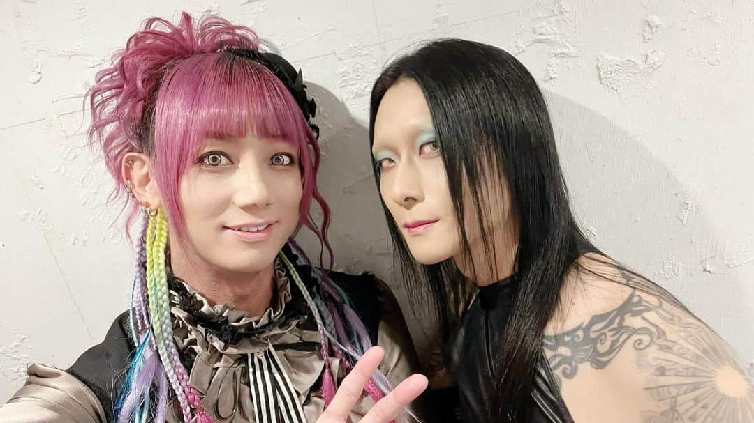 靖乃のインスタグラム：「昨日、ひととなりと久々の対バンやったので渉とも撮りました✨🌹✨」