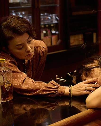 中村松江さんのインスタグラム写真 - (中村松江Instagram)「日本映画、「水いらずの星(2023年)」を鑑賞。 何とも濃密な時間を体験させてくれる魅力的な映画でした。 六年ぶりに再会するお互い精神的にも肉体的にもボロボロの夫婦の密室での会話劇。 この二人の緊迫感のある駆け引きに見入っているうちに、最後にとんでもない地平に連れて行かれます。 出演は“男”に「由宇子の天秤」等の梅田誠弘さん、“女”にプロデューサーも兼ねる「ザ・ミソジニー」等の河野知美さん、“スナックのママ”に「エンジェル・ダスト」等の滝沢涼子さん。 監督、脚本は「海辺の生と死」等の越川道夫さん。 原作は劇作家、演出家の松田正隆さんの戯曲です。 圧倒的存在感の主役のお二人、梅田さんと河野さんの生々しく説得力のある芝居に想像力が喚起され、まるで読書をしている時のように映像が頭の中に浮かびます。 それから印象的だったのは、この映画にとって重要な存在である“水”の様々な表現で、私はアンドレイ・タルコフスキー監督の「鏡」や「惑星ソラリス」の感触に似ているなと感じました。 とても味わい深い映画です。 #水いらずの星 #梅田誠弘 #河野知美 #越川道夫 #松田正隆 #歌舞伎 #中村松江」12月5日 8時30分 - matsue_nakamuraofficial