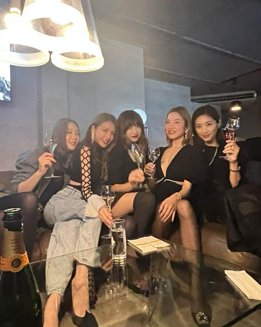美香のインスタグラム：「ヨンア、たーちゃん、杏奈、びーちゃんと忘年会🥂💖  喋りすぎて喉がかれました笑  美しくてパワフルで 全員面白い❤️  １年みんなありがとう✨ 来年もよろしくね❤️  @youn1029  @tkco  @___iam_anna___  @this_is_bee___   大好きな12月。 仕事も遊びも全力で😍  笑っても泣いても悩んでも振り切っても時間はみんな平等。 人生は一度きり 。 永遠じゃない。本当に一度。 やるしかないぞ❤️  #2023ラスト舞いスタート🕊」