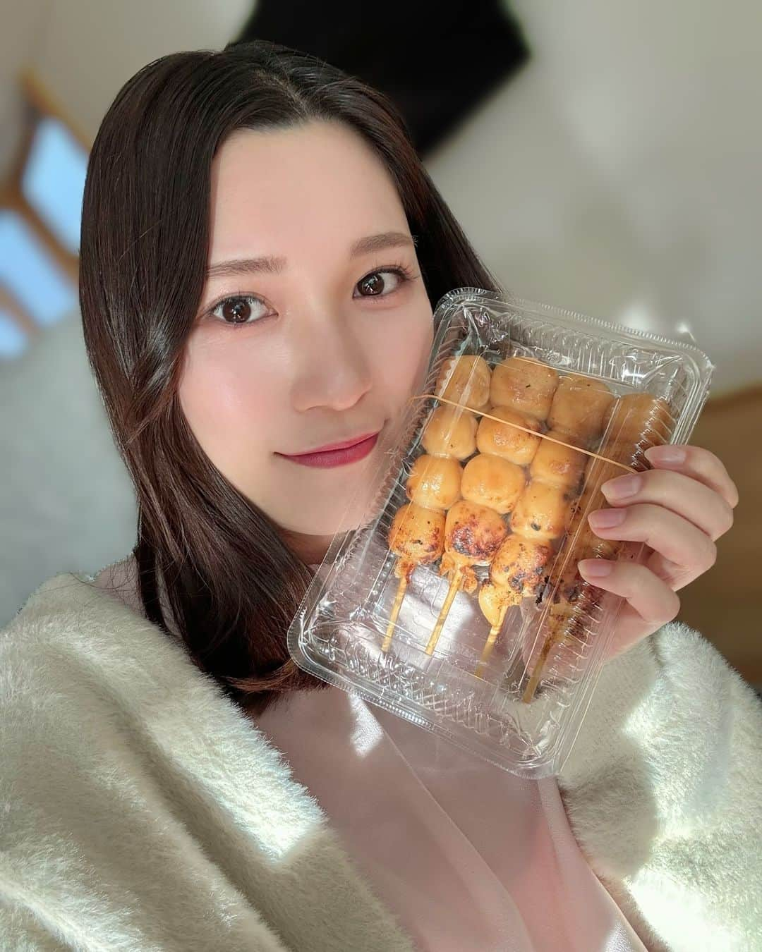 大竹彩加さんのインスタグラム写真 - (大竹彩加Instagram)「#今日の朝ごはん 🤤🍡 #醤油だんご                       #hbc #北海道放送 #hbcテレビ #hbcラジオ #札幌 #アナウンサー #大竹彩加 #ミディアム #セミロング #長め前髪 #かきあげ前髪 #外ハネ #ヘアアレンジ #骨格ウェーブ #カーディガン #ブルベ夏 #ブライトサマー #イエベ春 #ブライトスプリング #顔タイプフレッシュ#ピンクメイク #selfie #朝ごはん #朝ご飯 #お団子 #gm #dumplings #日常に彩りを加える日記」12月5日 8時37分 - hbc_ayakaotake