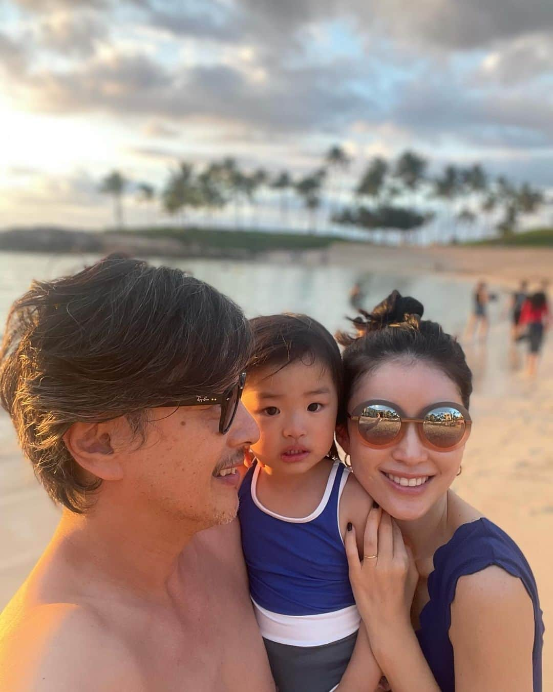 加藤章太郎さんのインスタグラム写真 - (加藤章太郎Instagram)「. beach day🌴  #koolina #beach #sunset #hawaiitrip #hawaii #familytrip #vacation #aloha #lovedaughter❤」12月5日 8時38分 - __shotaro__